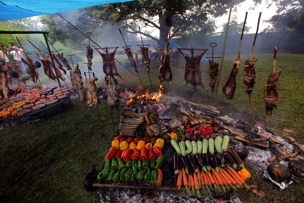Churrasco com fogueira e cerveja